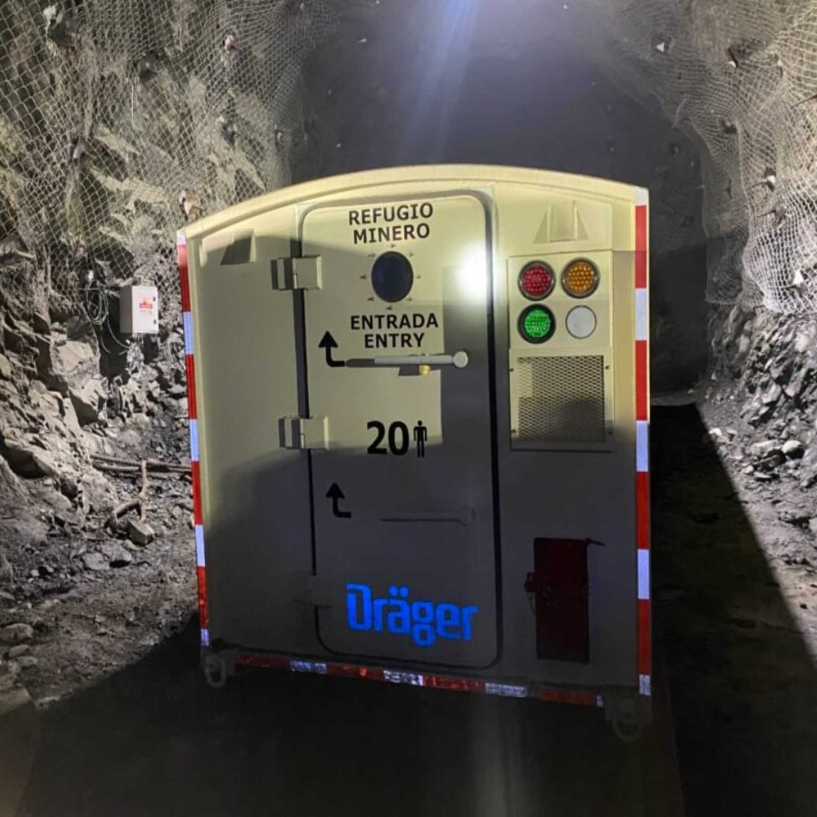 Vehículo de soporte para servicios operacionales mineros de DMS Mining en túnel.